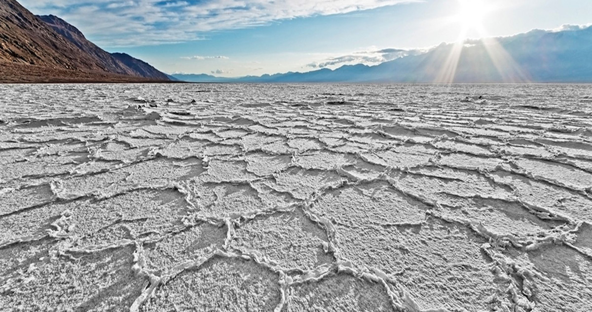 Dù ít khi có mưa nhưng mỗi khi mưa trút xuống thung lũng Chết Death Valley lại tạo nên một cảnh quan đặc biệt. Khi ấy, ở những nơi nóng rực, nước mưa rơi xuống sẽ xuất hiện những lớp bùn đỏ. Cảnh tượng này trông giống như núi lửa phun trào dung nham. Đây là lý do nơi này còn được gọi là “miệng núi lửa chết”.