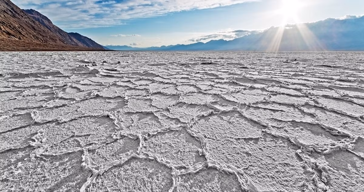 Dù ít khi có mưa nhưng mỗi khi mưa trút xuống thung lũng Chết Death Valley lại tạo nên một cảnh quan đặc biệt. Khi ấy, ở những nơi nóng rực, nước mưa rơi xuống sẽ xuất hiện những lớp bùn đỏ. Cảnh tượng này trông giống như núi lửa phun trào dung nham. Đây là lý do nơi này còn được gọi là “miệng núi lửa chết”.