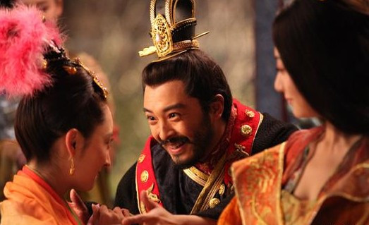 Một vài cung nữ có nhan sắc, thông minh, đa tài có thể lọt vào "mắt xanh" của nhà vua. Theo đó, họ có cơ hội được hoàng đế sủng hạnh và trở thành phi tần. Nhờ vậy, cuộc sống của họ ở trong cung có thể tốt hơn.