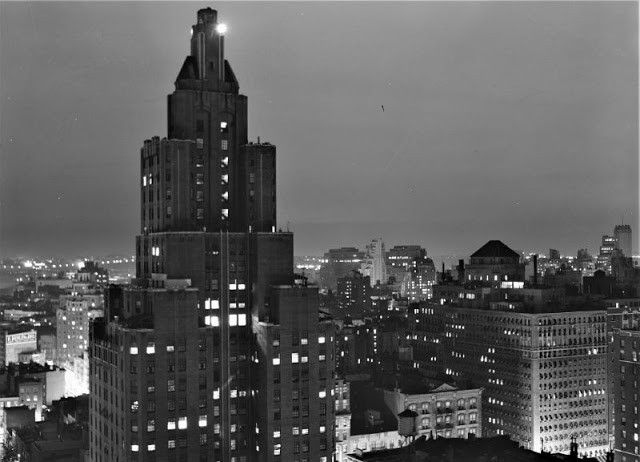 Những tòa nhà chọc chời rực rỡ ánh đèn vào buổi tối. Ảnh chụp ở thành phố New York năm 1939.