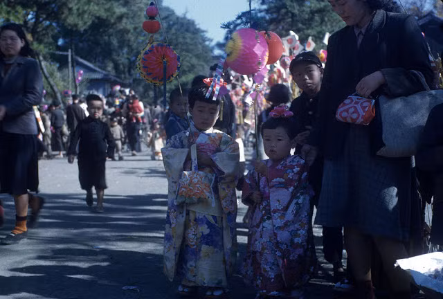 Song song với đó, một số hoạt động vui chơi giải trí được tổ chức ở Nhật Bản cuối những năm 1940.