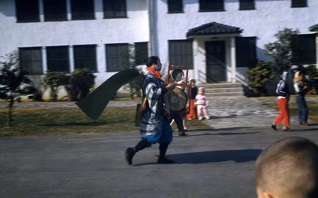 Tại một con đường lớn, nhiều người dân Nhật Bản vui chơi, trò chuyện với nhau.