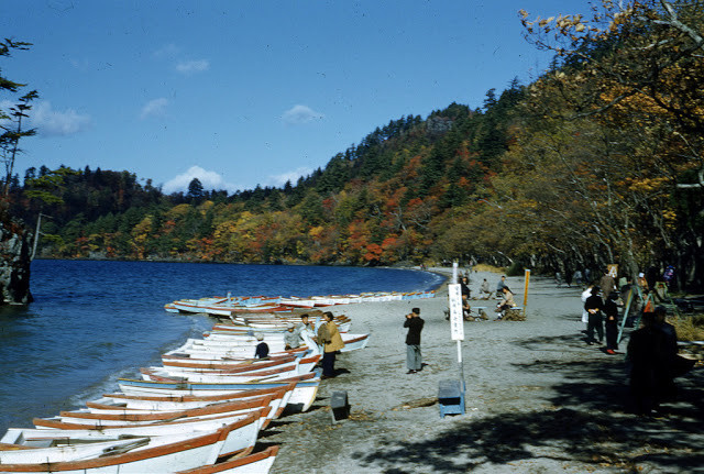 Một số gia đình, bạn bè tụ tập đi chơi thuyền ngắm cảnh đẹp.