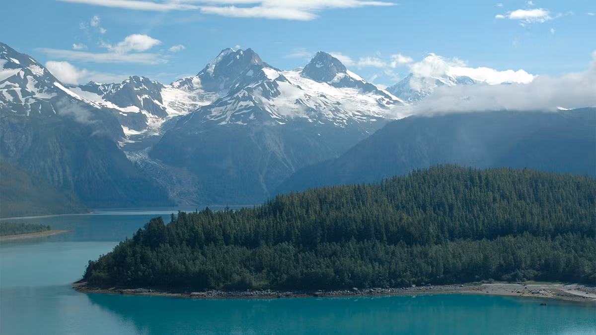 Một trong những vụ mất tích rùng rợn đầu tiên xảy ra ở "Vùng tam giác" Alaska là vào ngày 26/1/1950. Khi ấy, máy bay vận tải quân sự Douglas C-54D của Mỹ chở theo 44 người thực hiện nhiệm vụ từ Alaska đến Texas.
