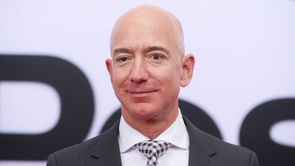 Vì vậy, tỷ phú Jeff Bezos từng thực hiện một số chuyến thám hiểm những hang động sâu. Tiếp đến, ông dành 3 tuần cho chuyến khám phá nhưng mảnh động cơ của phi thuyền Apollo 11.
