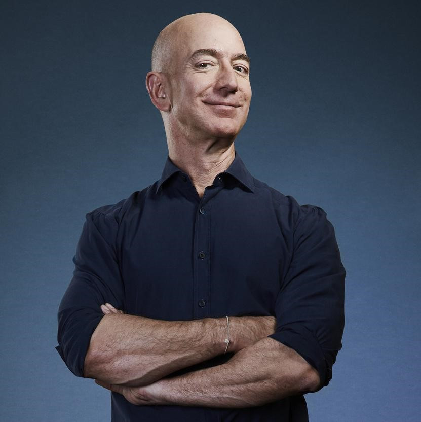 Gần đây nhất, vào ngày 7/6, ông Bezos thông báo về việc sẽ tham gia chuyến du hành không gian bằng tàu vũ trụ New Shepard do Công ty Blue Origin của ông chế tạo. Đồng hành cùng ông là người em trai. Theo dự kiến, chuyến bay sẽ thực hiện vào ngày 20/7.