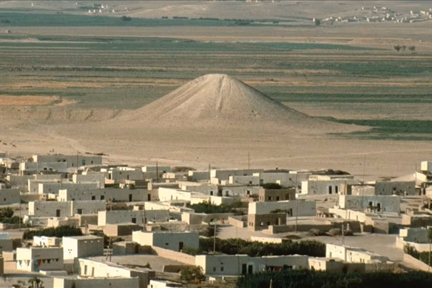 Một nhóm các nhà khảo cổ có phát hiện bất ngờ về một gò chôn cất hình kim tự tháp chứa hài cốt của ít nhất 30 chiến binh tại khu vực hiện đang bị ngập nước ở Tell Banat, Syria. Đây có thể là đài tưởng niệm chiến tranh lâu đời nhất thế giới.