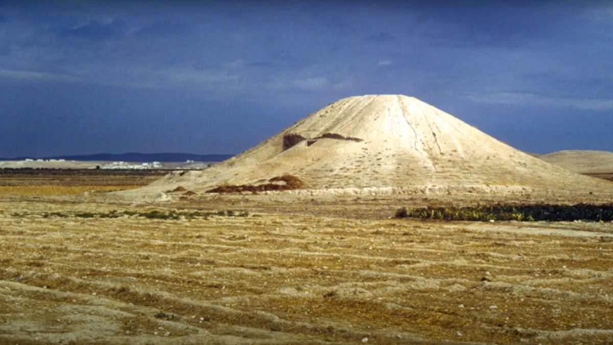 Theo các chuyên gia, gò chôn cất trên có niên đại ít nhất 4.300 năm tuổi.