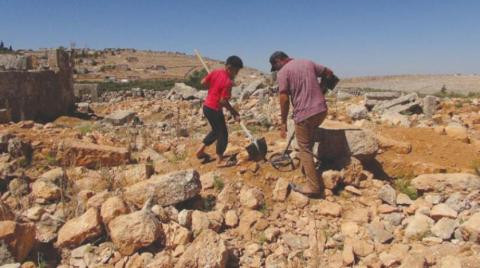 Đài tưởng niệm này có hình dáng khá giống kim tự tháp bậc thang Djoser ở Ai Cập. Điểm khác biệt là các lớp của đài tưởng niệm được làm bằng đất và thạch cao thay vì đá như của kim tự tháp.