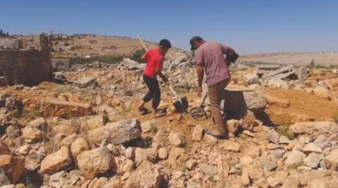 Đài tưởng niệm này có hình dáng khá giống kim tự tháp bậc thang Djoser ở Ai Cập. Điểm khác biệt là các lớp của đài tưởng niệm được làm bằng đất và thạch cao thay vì đá như của kim tự tháp.