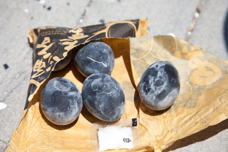 Theo truyền thuyết của người Nhật Bản, những người nào ăn 1 quả trứng Kuro tamago sẽ được tăng thêm 7 năm tuổi thọ. Nếu ăn 2 quả thì sẽ tăng thêm 14 năm tuổi thọ. Chính vì vậy, người dân địa phương còn gọi trứng Kuro tamago với cái tên trứng trường thọ.