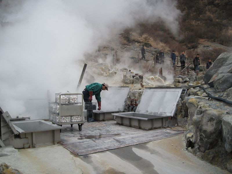 Khi hai nguyên tố này phản ứng với canxi có trong vỏ trứng sẽ tạo ra một lớp phủ màu đen ở ngoài vỏ.