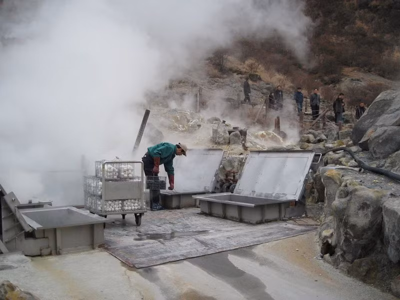 Khi hai nguyên tố này phản ứng với canxi có trong vỏ trứng sẽ tạo ra một lớp phủ màu đen ở ngoài vỏ.