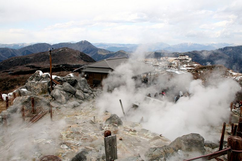 Owakudani còn được biết đến với biệt danh "thung lũng địa ngục" bởi nơi đây được hình thành sau khi núi lửa phun trào vào khoảng 3.000 năm trước. Những tác động của địa chất đã tạo ra một số suối nước nóng tại Owakudani.