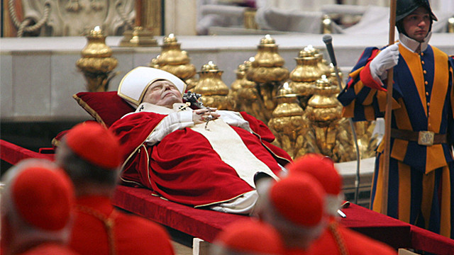 Đức Giáo hoàng John Paul II từ trần vào lúc 2h37 phút sáng 3/4/2005, giờ HN) tại Vatican, hưởng thọ 84 tuổi. Theo đó, tang lễ của Đức Giáo hoàng được tổ chức tại nhà thờ St Peter.