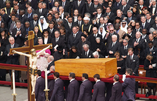 Gần 200 nguyên thủ quốc tế và lãnh đạo các tôn giáo khác nhau trên thế giới tham dự lễ tang của Đức Giáo hoàng John Paul II tại nhà thờ St Peter. Tổng thống Mỹ George Bush, Thủ tướng Anh Tony Blair, Tổng thống Pháp Jacques Chirac... là những nhân vật quan trọng tham gia lễ tang.