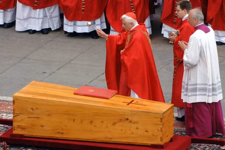 Đồ tuỳ táng được đặt trong quan tài của Giáo hoàng John Paul II gồm có một chiếc túi nhỏ bên trong đựng những kỷ niệm chương đúc lúc ông còn sống và một bản tiểu sử ngài viết bằng tiếng Latin đựng trong một chiếc hộp bịt kín làm bằng chì.