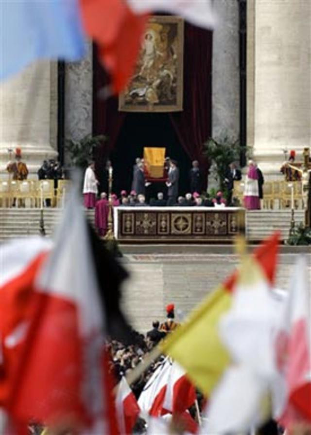 Kế đến là quan tài làm bằng kẽm và ở trên có khắc tên Giáo hoàng John Paul II và mốc thời gian ngài ở ngôi. Cỗ quan tài thứ ba bằng gỗ sồi. Sau cùng, người ta dùng những chiếc đinh bằng vàng đóng chặt quan tài lại.