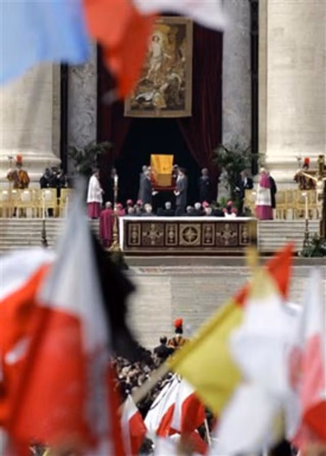 Kế đến là quan tài làm bằng kẽm và ở trên có khắc tên Giáo hoàng John Paul II và mốc thời gian ngài ở ngôi. Cỗ quan tài thứ ba bằng gỗ sồi. Sau cùng, người ta dùng những chiếc đinh bằng vàng đóng chặt quan tài lại.