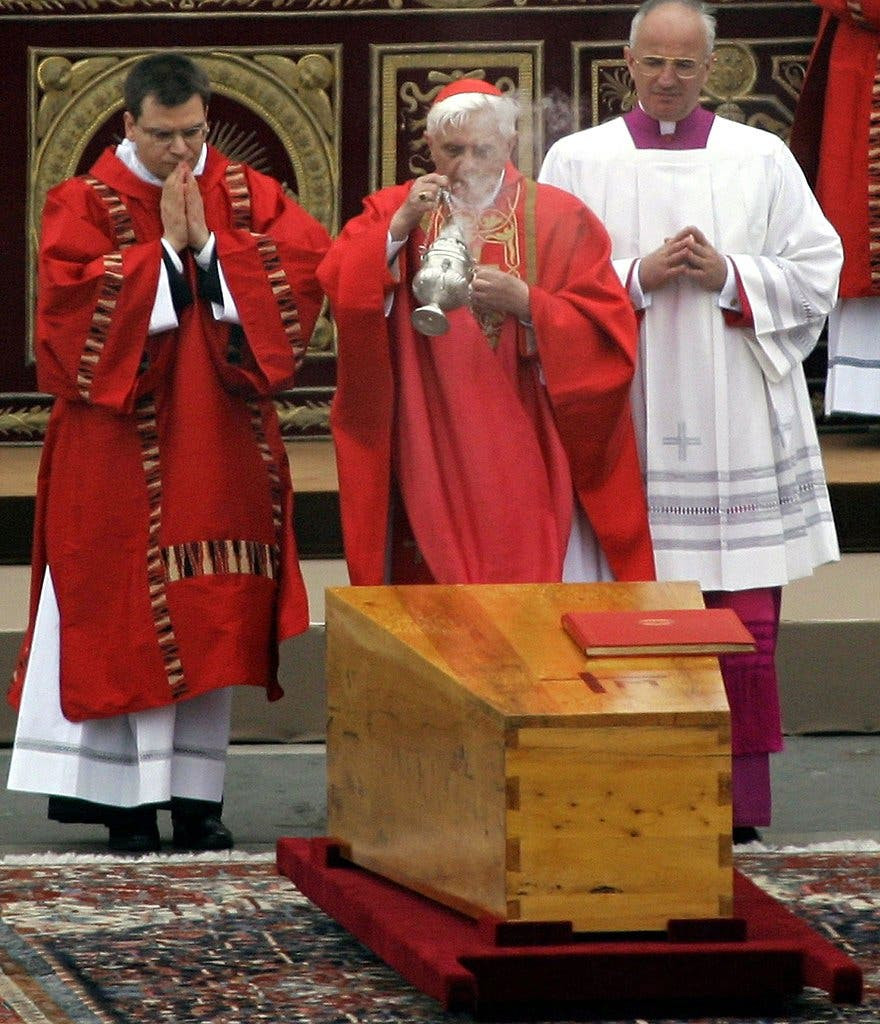 Sau khi kết thúc tang lễ, quan tài 3 lớp chứa thi hài Đức Giáo hoàng John Paul II được chôn cất vào khu mộ bên cạnh những người tiền nhiệm trong toà La Mã hoàng cung tại nhà thờ St Peter.