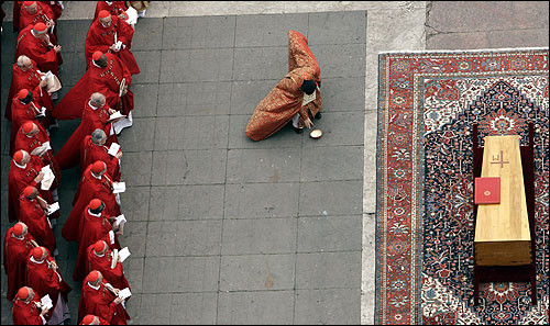 Thi hài Đức Giáo hoàng John Paul II được đặt trong 3 lớp quan tài. Cỗ quan tài thứ nhất được làm bằng gỗ bách.