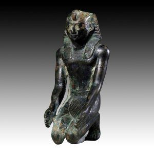 Tổng thư ký của Hội đồng Cổ vật tối cao Mostafa Waziri cho hay tấm bia đá dường như có liên quan đến một chiến dịch quân sự mà pharaoh Apries tiến hành ở phía đông Ai Cập.