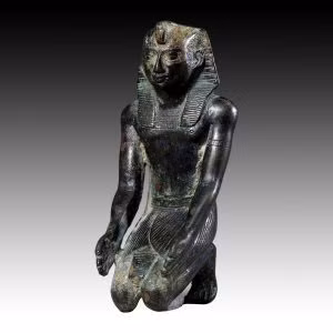 Tổng thư ký của Hội đồng Cổ vật tối cao Mostafa Waziri cho hay tấm bia đá dường như có liên quan đến một chiến dịch quân sự mà pharaoh Apries tiến hành ở phía đông Ai Cập.