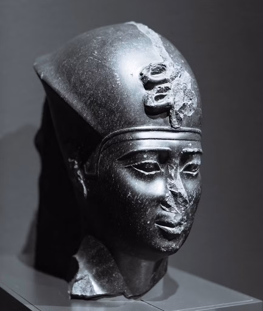 Pharaoh Apries còn được gọi là Wahibre Haaibre. Ông là người đứng đầu triều đại thứ 26 của Ai Cập. Đây là thời kỳ Ai Cập độc lập và thủ đô lúc đó được đặt tại thị trấn Sais ở phía bắc Ai Cập.