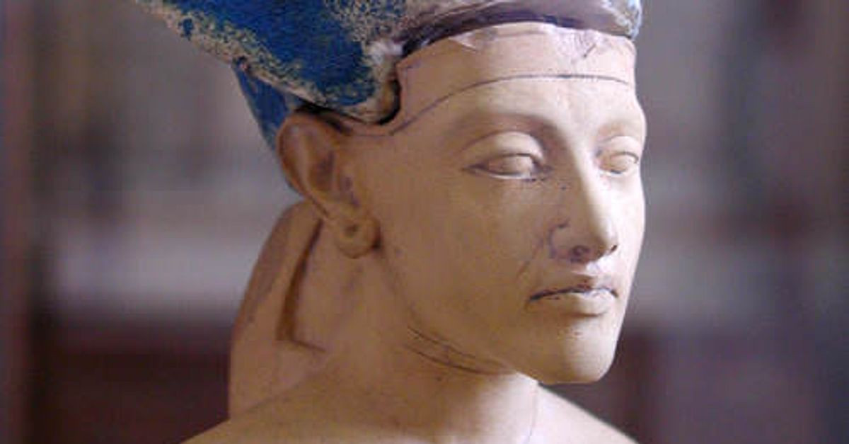 Theo các chuyên gia, nhà khoa học đang tiến hành dịch nội dung của những chữ tượng hình khắc trên tấm bia đá cổ.