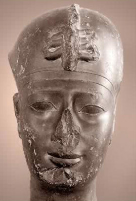 Các chuyên gia cho hay tấm bia đá cao 2,3m, rộng 1,03m và dày 0,45m. Nó do pharaoh Apries dựng lên. Ông là người trị vì Ai Cập trong khoảng năm 589 trước Công nguyên - 570 trước Công nguyên.