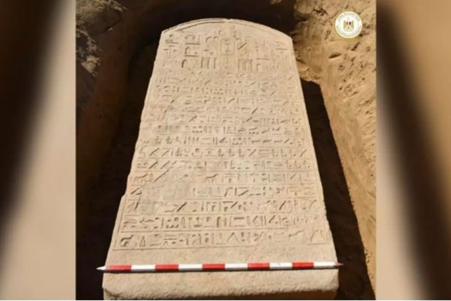 Theo Bộ Cổ vật Ai Cập, một người nông dân sống gần thành phố Ismailia, cách thủ đô Cairo 100 km về phía Đông Bắc, bất ngờ phát hiện một tấm bia đá 2.600 tuổi khi đang cày đất trên cánh đồng.