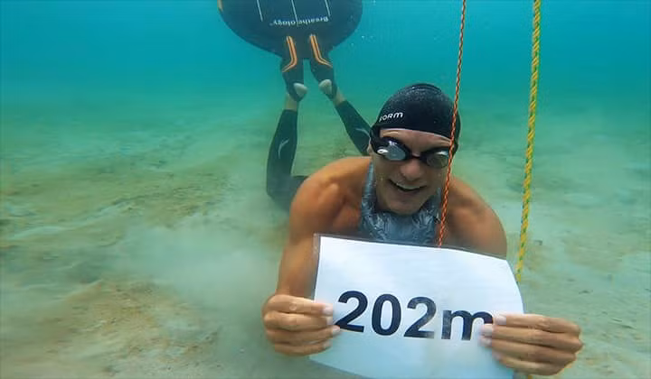 Lần này, ông Severinsen lặn sâu đến 202m dưới biển và nhịn thở trong 20 phút. Với thành thích này, ông được Tổ chức kỷ lục Guinness thế giới xác nhận là người lặn sâu nhất thế giới và nhịn thở trong thời gian lâu nhất.