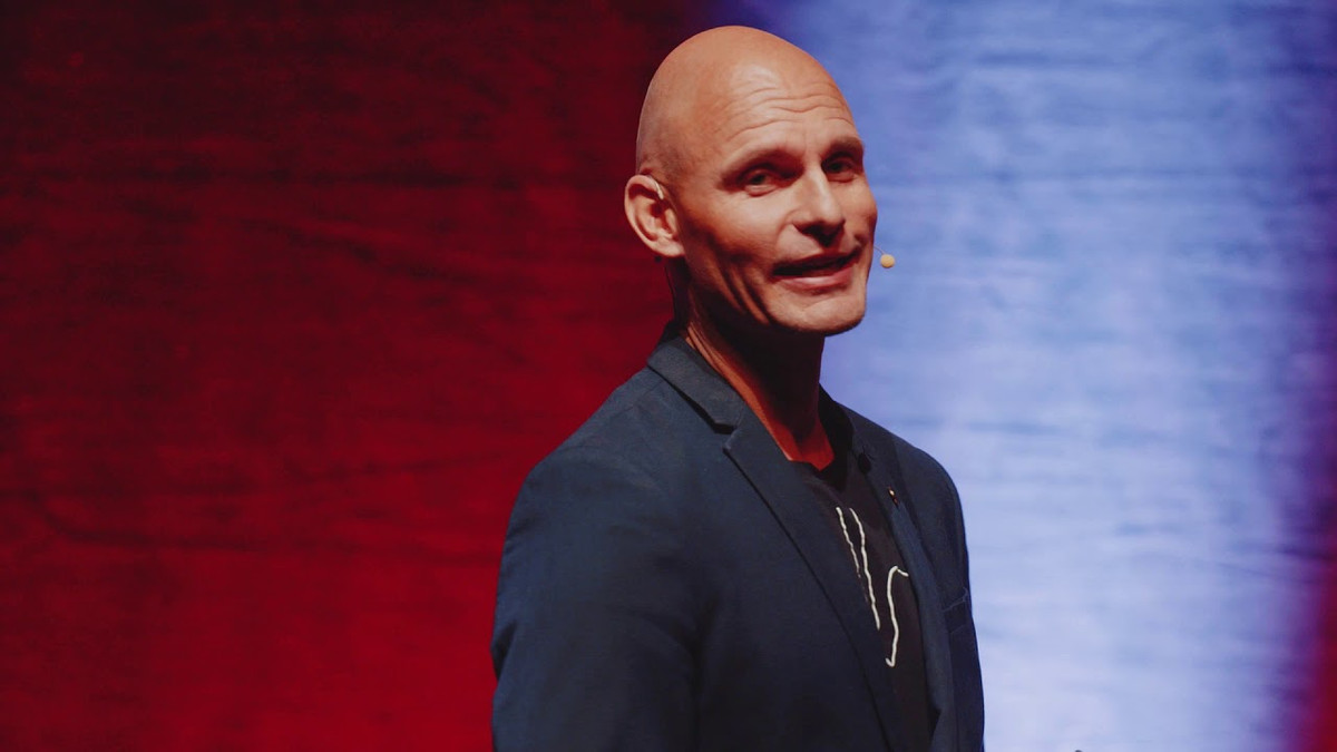 Thêm nữa, ông Severinsen sở hữu đặc điểm cơ thể đặc biệt hơn so với mọi người khi phổi của ông có dung tích 14 lít. Điều này có nghĩa phổi của "người cá" lớn gấp 2 lần so với người bình thường.