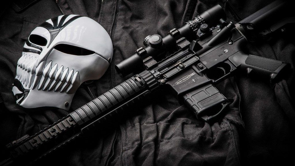 Sinh năm 1960, mafia khét tiếng Alexander Solonik giỏi bắn súng và có tính cách hung bạo, không biết sợ hãi là gì. Trước khi trở thành sát thủ, Alexander từng phục vụ trong một sư đoàn xe tăng của Liên Xô cuối những năm 1970.