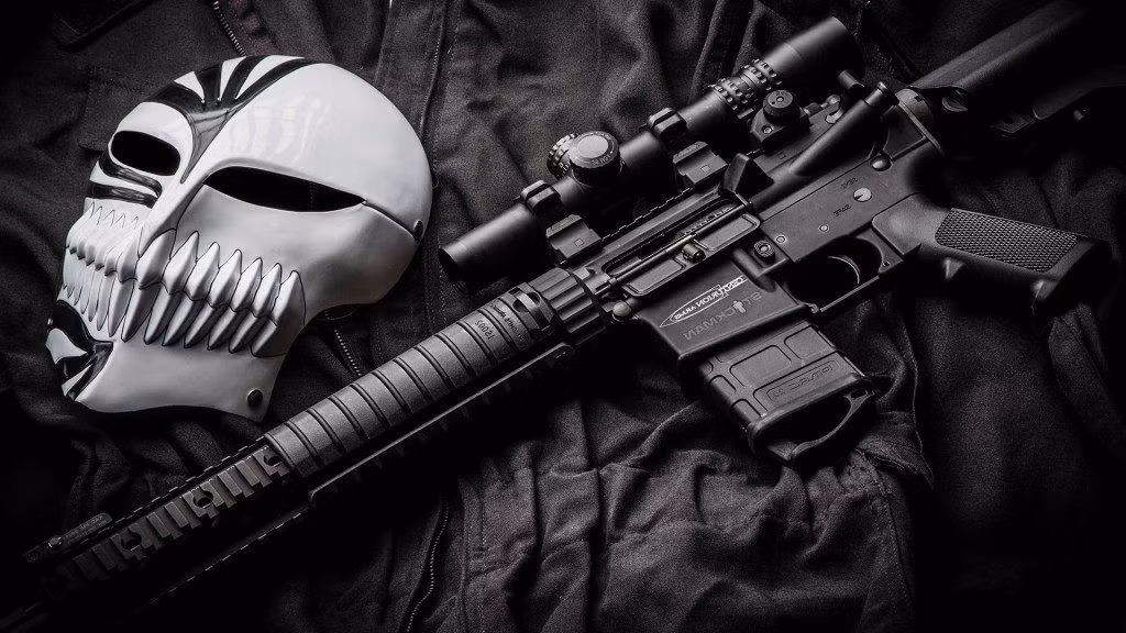 Sinh năm 1960, mafia khét tiếng Alexander Solonik giỏi bắn súng và có tính cách hung bạo, không biết sợ hãi là gì. Trước khi trở thành sát thủ, Alexander từng phục vụ trong một sư đoàn xe tăng của Liên Xô cuối những năm 1970.