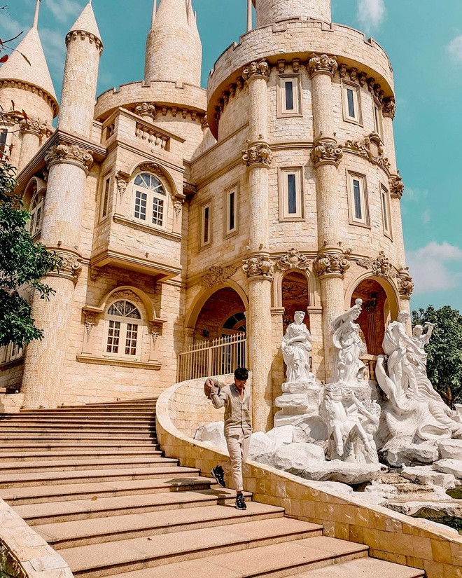 Nằm ở phía bắc Hậu Giang, Châu Thành A là huyện có nhiều thị trấn nhất tỉnh, đó là 4 thị trấn: Một Ngàn, Bảy Ngàn, Rạch Gòi, Cái Tắc. Huyện còn có 6 xã: Trường Long Tây, Tân Phú Thạnh, Thạnh Xuân, Nhơn Nghĩa A, Trường Long A và Tân Hòa. Tại huyện này có công viên giải trí đẹp tựa trời Âu, thu hút nhiều bạn trẻ check-in.