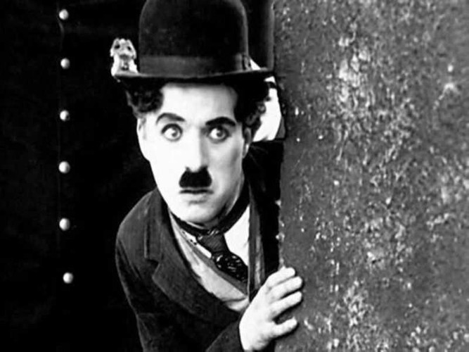 Nam diễn viên Charlie Chaplin rời Anh đến Mỹ sinh sống trong suốt 40 năm. Dù vậy, ông chưa bao giờ có quốc tịch Mỹ.