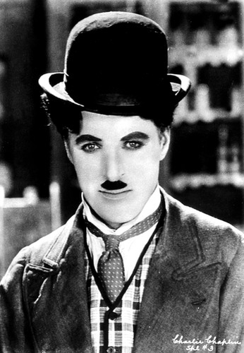 Cuộc sống cá nhân của "vua hề Sác lô" Charlie Chaplin được cho có nhiều "tai tiếng" khiến Cục Điều tra liên bang Mỹ (FBI) "để mắt" tới.
