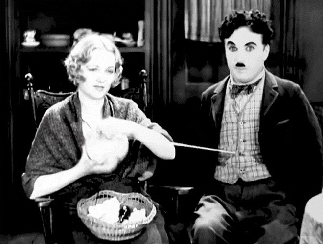 "Vua hề Sác lô" Charlie Chaplin được cho là có tư tưởng ủng hộ chủ nghĩa cộng sản. Điều này khiến chính quyền Mỹ quan ngại. Do đó, các nhân viên FBI tiến hành điều tra và có trong tay 2.000 trang tài liệu về Charlie Chaplin.