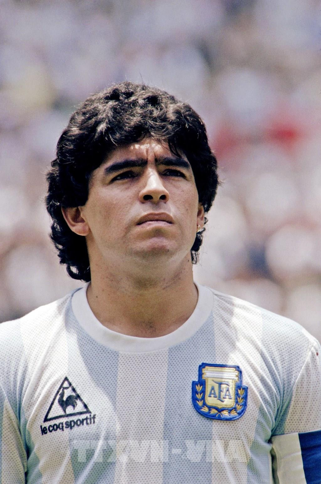 Khi còn sống, ông từng tuyên bố quyên góp tất cả tài sản có được. Tuy nhiên, chỉ hơn 1 tháng sau khi ông qua đời, các con của ông chuẩn bị cho vụ kiện giành quyền thừa kế tài sản từ Maradona.