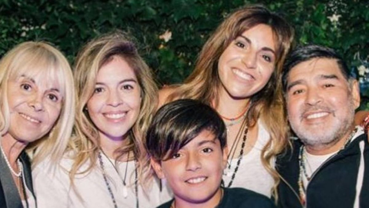 Maradona có 5 người con được pháp luật công nhận là Dalma Nerea, Gianinna Dinorah, Diego Jr., Dieguito Ferdando và Jana. Ngoài ra, 6 trường hợp quan hệ cha con liên quan đến Maradona đang chờ tòa án xử gồm: Javielito, Lu, Johanna, Harold, Santiago Lara và Magali Gil. Nếu những người này được tòa xác nhận đúng là có quan hệ cha con với Maradona thì "cuộc chiến" giành quyền thừa kế tài sản sẽ phức tạp hơn.