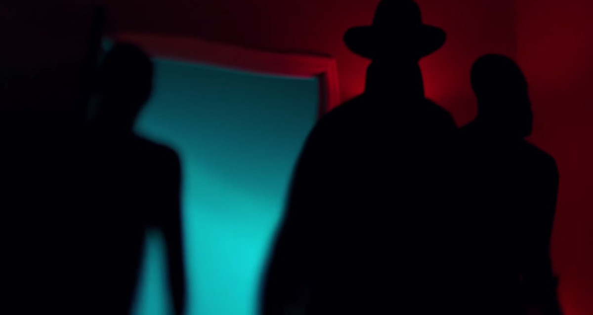 Theo đó, các chuyên gia đưa ra giả thuyết rằng có thể những người nhìn thấy kẻ theo dõi trong bóng đêm gặp phải ảo giác pareidolia. Điều này có nghĩa họ nhìn thấy một bóng người bí ẩn mà trên thực tế không hề tồn tại.