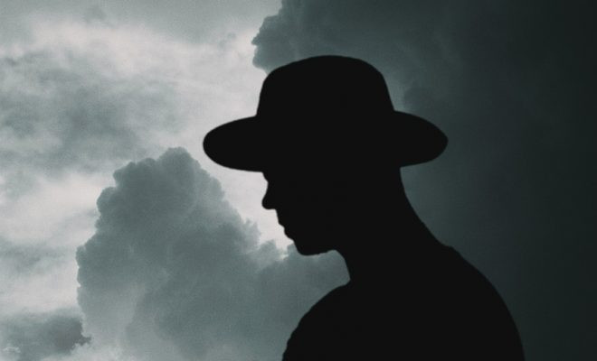 Người dân địa phương không biết kẻ theo dõi trong bóng đêm thoắt ẩn thoắt hiện, theo dõi con người vì mục đích gì.