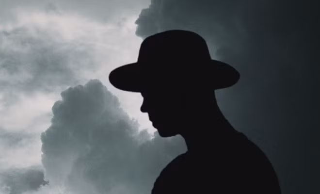 Người dân địa phương không biết kẻ theo dõi trong bóng đêm thoắt ẩn thoắt hiện, theo dõi con người vì mục đích gì.