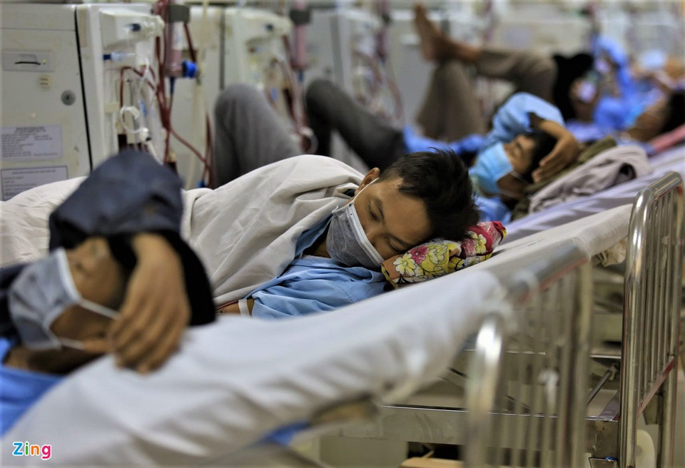 Mỗi tuần, các bệnh nhân chạy thận nhân tạo 3 lần, mỗi chu trình chạy khoảng 4 giờ, chưa kể thời gian vệ sinh giữa ca nên nhiều bệnh nhân mệt mỏi.