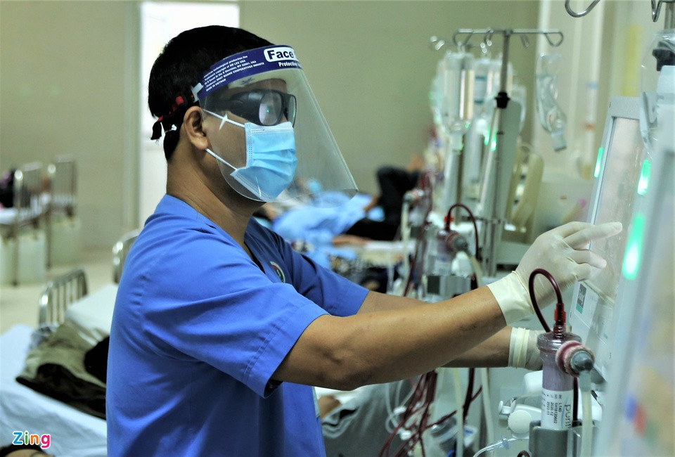 Bác sĩ Nguyễn Bá Trọng, Phó trưởng khoa Cấp cứu chống độc, cho biết dịch bệnh khiến việc đi lại, sinh hoạt của nhiều bệnh nhân gặp khó khăn. Các trường hợp đặc biệt, bệnh viện sẽ liên hệ đội xe 0 đồng chở họ về tận nhà hoặc sắp xếp chỗ ăn nghỉ tại phòng trống của bệnh viện.