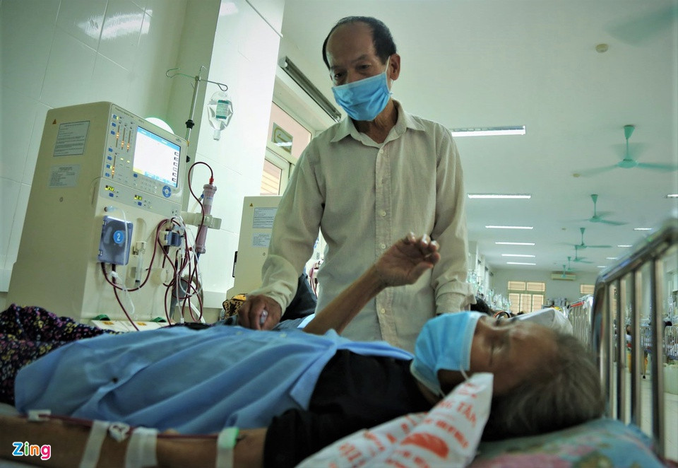 Ông Nguyễn Văn Dần (61 tuổi, trú huyện Hương Sơn) kể 4 năm qua ông phải thuê phòng trọ ở gần bệnh viện để đưa vợ đi chạy thận nhận tạo. "Giữa lúc dịch bệnh, ai cũng lo lắng", ông trầm tư.