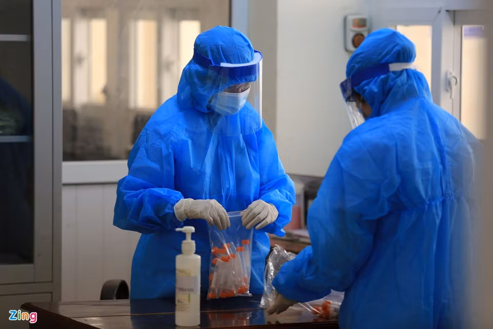 Hiện, mỗi khoa, phòng của bệnh viện, đội ngũ y tế luôn túc trực để lấy mẫu sàng lọc xét nghiệm SARS-CoV-2 khi cần.