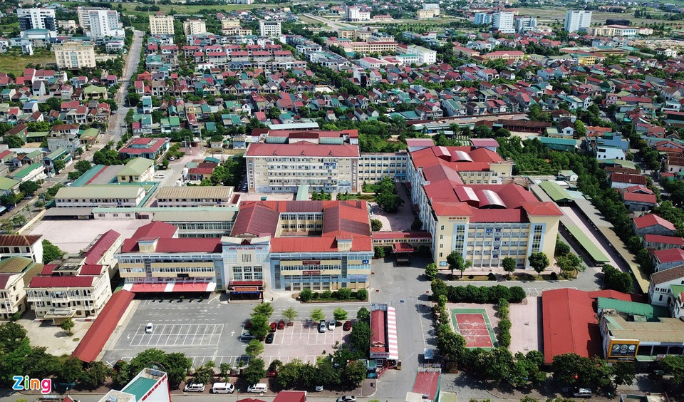 Bệnh viện Đa khoa Hà Tĩnh có quy mô trên 40 khoa, phòng với hơn 800 cán bộ, nhân viện. Hiện, bệnh viện điều trị 227 bệnh nhân nội trú, hơn 120 bệnh nhân trước đó xuất viện đã được đội xe vận chuyển cấp cứu 0 đồng đưa về nhà để đảm bảo phòng, chống dịch Covid-19.