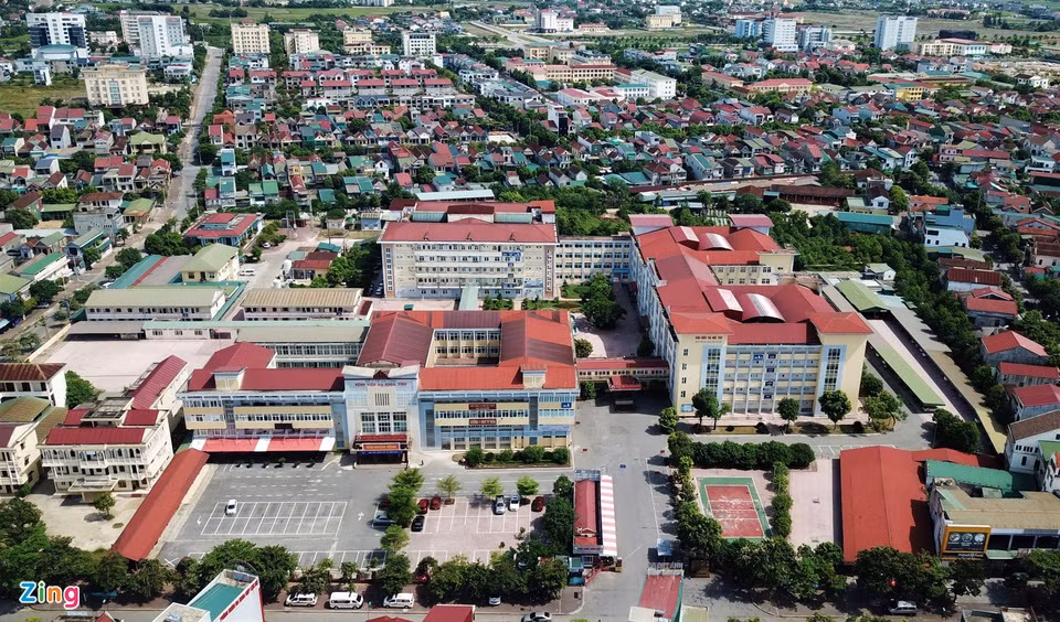 Bệnh viện Đa khoa Hà Tĩnh có quy mô trên 40 khoa, phòng với hơn 800 cán bộ, nhân viện. Hiện, bệnh viện điều trị 227 bệnh nhân nội trú, hơn 120 bệnh nhân trước đó xuất viện đã được đội xe vận chuyển cấp cứu 0 đồng đưa về nhà để đảm bảo phòng, chống dịch Covid-19.